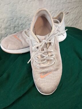 Nike Flex TR9 Women’s Athletic Shoes - Light Cream with Peach Swoosh Size  9.Run